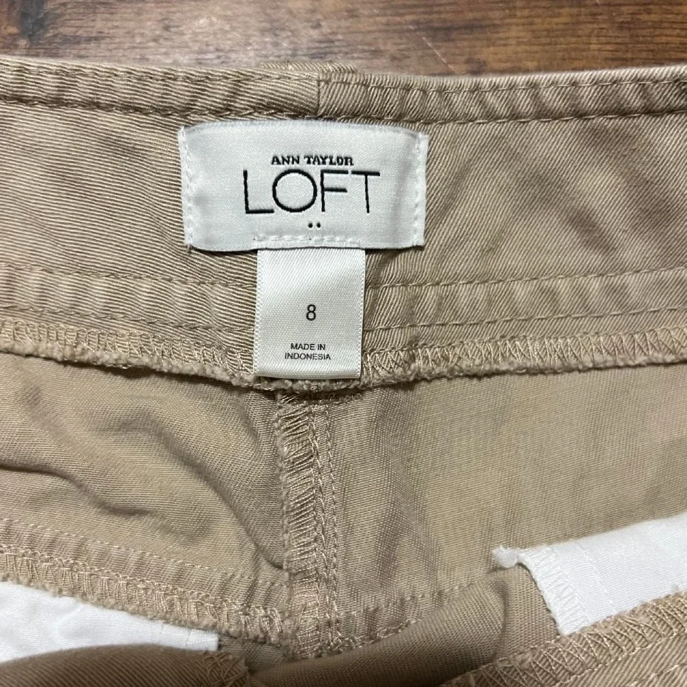 LOFT Tan khaki shorts with a relaxed fit 320.5